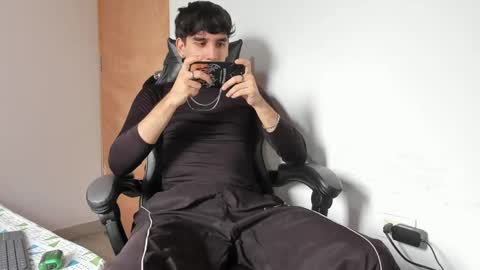 Snapshot of leo_jones389 chatting on 09-30-25, 06:24 Leo Jones online show from 09-30-25, 06:24