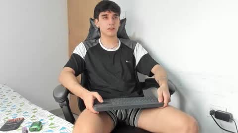 Snapshot of leo_jones389 chatting on 10-01-25, 06:25 Leo Jones online show from 10-01-25, 06:25