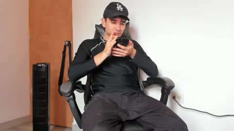 Snapshot of leo_jones389 chatting on 12-05-25, 06:15 Leo Jones online show from 12-05-25, 06:15