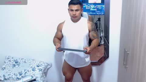 Snapshot of leo_muscleboy chatting on 10-08-25, 01:25 Leo online show from 10-08-25, 01:25