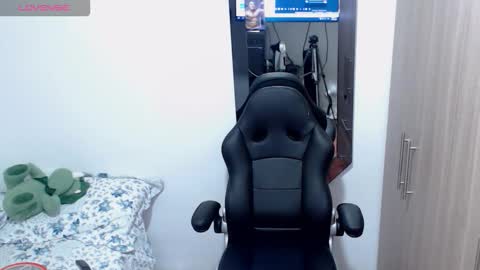 Snapshot of leo_muscleboy chatting on 10-08-25, 11:57 Leo online show from 10-08-25, 11:57