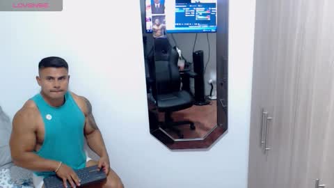 Snapshot of leo_muscleboy chatting on 10-12-25, 12:42 Leo online show from 10-12-25, 12:42
