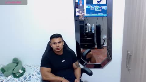 Snapshot of leo_muscleboy chatting on 10-14-25, 12:33 Leo online show from 10-14-25, 12:33