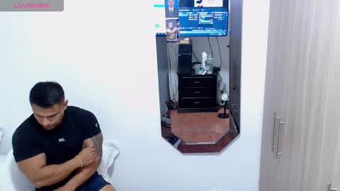 Snapshot of leo_muscleboy chatting on 10-21-25, 02:45 Leo online show from 10-21-25, 02:45