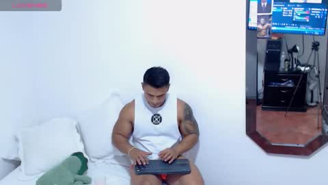 Snapshot of leo_muscleboy chatting on 11-01-25, 12:56 Leo online show from 11-01-25, 12:56
