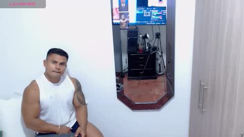 Snapshot of leo_muscleboy chatting on 11-06-25, 12:44 Leo online show from 11-06-25, 12:44