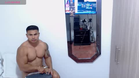Snapshot of leo_muscleboy chatting on 11-06-25, 11:59 Leo online show from 11-06-25, 11:59