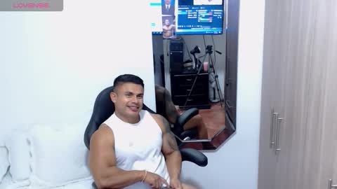 Snapshot of leo_muscleboy chatting on 11-12-25, 11:14 Leo online show from 11-12-25, 11:14