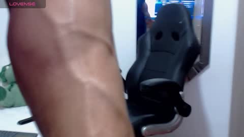 Snapshot of leo_muscleboy chatting on 11-15-25, 12:41 Leo online show from 11-15-25, 12:41