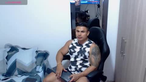 Snapshot of leo_muscleboy chatting on 11-19-25, 12:54 Leo online show from 11-19-25, 12:54
