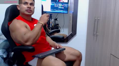 Snapshot of leo_muscleboy chatting on 11-21-25, 11:36 Leo online show from 11-21-25, 11:36