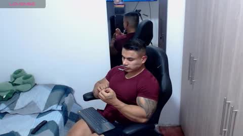 Snapshot of leo_muscleboy chatting on 11-29-25, 12:13 Leo online show from 11-29-25, 12:13