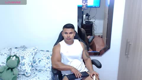 Snapshot of leo_muscleboy chatting on 01-07-26, 01:02 Leo online show from 01-07-26, 01:02