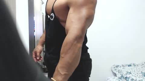 Snapshot of leo_muscleboy chatting on 02-06-26, 12:26 Leo online show from 02-06-26, 12:26