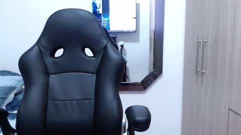 Snapshot of leo_muscleboy chatting on 02-11-26, 12:48 Leo online show from 02-11-26, 12:48