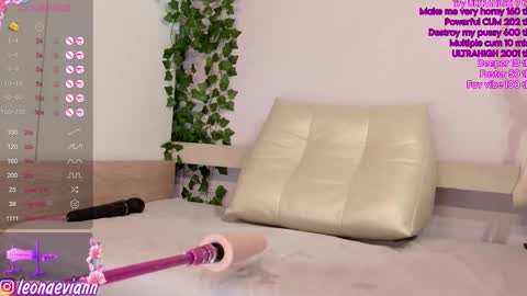 Snapshot of leonaeviann chatting on 09-25-25, 05:00 Leona Follow my Fansly online show from 09-25-25, 05:00