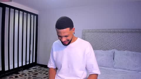 Snapshot of leonardgrant_ chatting on 01-22-25, 01:20 Leonard online show from 01-22-25, 01:20