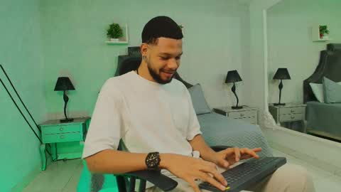 Snapshot of leonardgrant_ chatting on 02-25-25, 01:20 Leonard online show from 02-25-25, 01:20