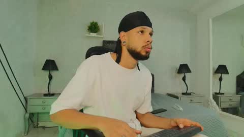 Snapshot of leonardgrant_ chatting on 02-25-25, 04:24 Leonard online show from 02-25-25, 04:24