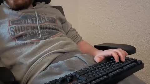 Snapshot of leroy_jerkins chatting on 11-25-25, 11:10 Leroy online show from 11-25-25, 11:10