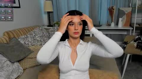 Snapshot of lesi_kiss chatting on 11-13-25, 09:08 Bella online show from 11-13-25, 09:08