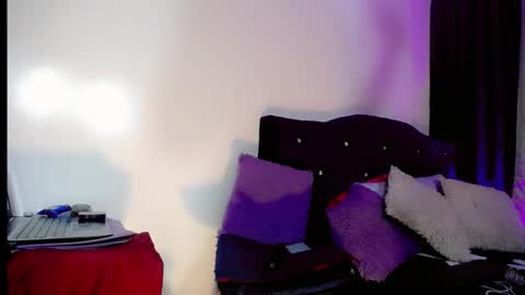 Queen online show from 09-26-25, 04:16