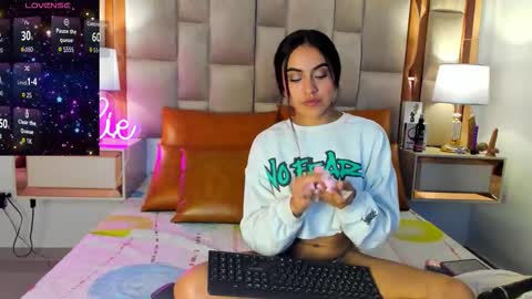 Snapshot of lesliebush chatting on 11-02-25, 11:12 LeslieBush online show from 11-02-25, 11:12