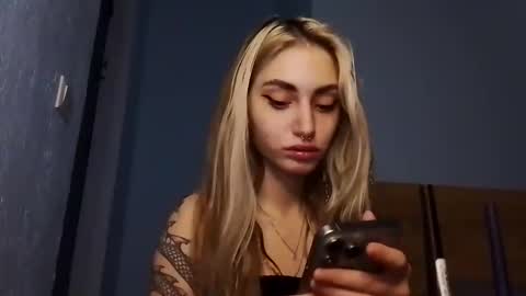 lesyawhite online show from 11-19-25, 02:39