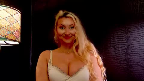 Snapshot of leticiareys chatting on 11-25-25, 10:10 leticiareys online show from 11-25-25, 10:10