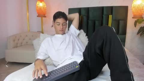 Snapshot of levy_steve chatting on 11-14-25, 05:17 LevySteven online show from 11-14-25, 05:17