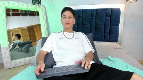 Snapshot of levy_steve chatting on 11-21-25, 08:46 LevySteven online show from 11-21-25, 08:46