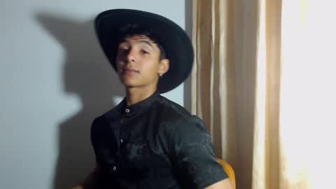 Snapshot of lewis_ly chatting on 12-17-25, 05:30 i am lewis ly EDUARDO MEMDOZA15 online show from 12-17-25, 05:30