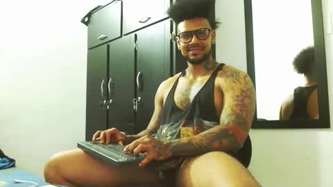 Snapshot of lewisstrong chatting on 10-14-25, 06:52 Lewis Strong online show from 10-14-25, 06:52