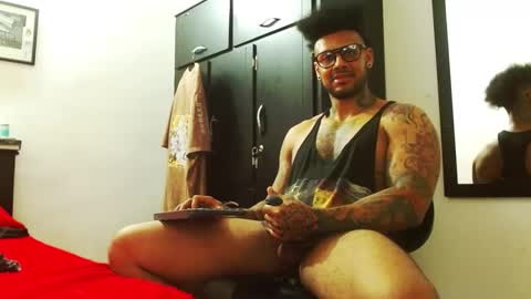 Snapshot of lewisstrong chatting on 12-01-25, 05:40 Lewis Strong online show from 12-01-25, 05:40