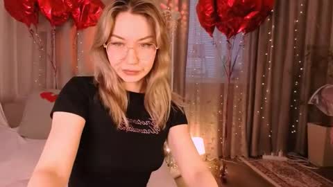 Snapshot of leyalayla chatting on 02-27-26, 01:49 Lily online show from 02-27-26, 01:49