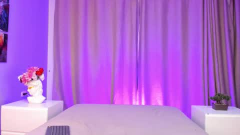 Lia online show from 10-31-25, 05:08