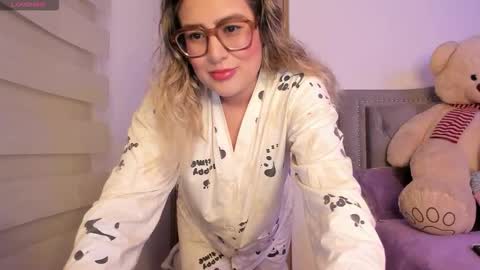 Snapshot of liahkimi chatting on 12-17-25, 01:00 Lia online show from 12-17-25, 01:00