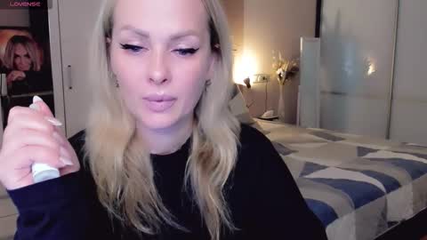 Snapshot of libby_nora chatting on 10-22-25, 10:48 Libby online show from 10-22-25, 10:48