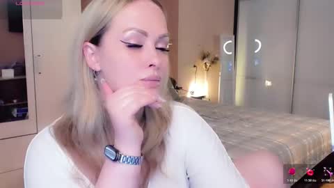 Snapshot of libby_nora chatting on 11-19-25, 10:15 Libby online show from 11-19-25, 10:15