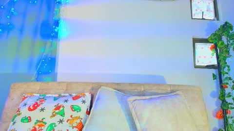 Valentina Hall online show from 12-17-25, 11:38