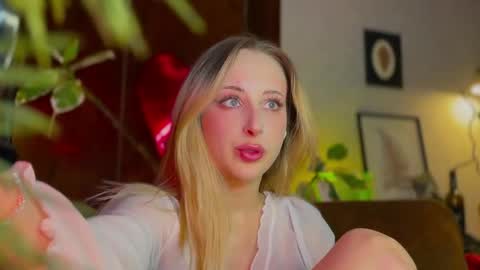 Snapshot of lierie chatting on 02-14-26, 06:15 its my birthday today so im offline but id be so happy if you felt like sending me a birthday love while im away online show from 02-14-26, 06:15