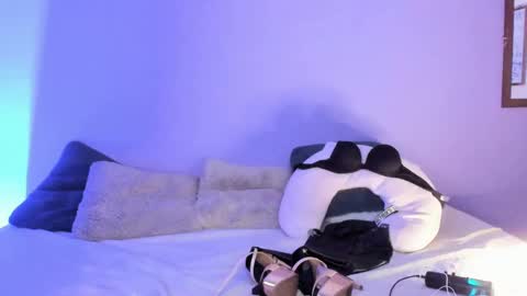Snapshot of lil_swaay chatting on 03-11-25, 01:16 Lola online show from 03-11-25, 01:16