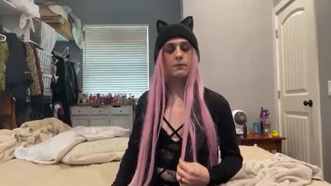 Snapshot of lilbimbo420 chatting on 11-17-25, 08:47 Kristin online show from 11-17-25, 08:47