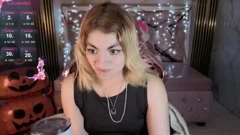 Lili online show from 10-18-25, 04:37