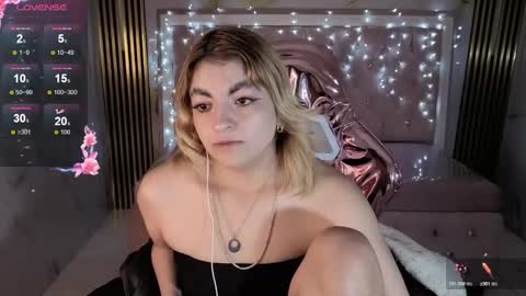 Lili online show from 11-06-25, 03:51