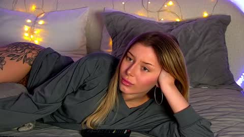 Mia online show from 12-12-24, 01:39