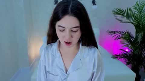 Snapshot of liliacrown chatting on 11-21-25, 05:00 Lilia online show from 11-21-25, 05:00