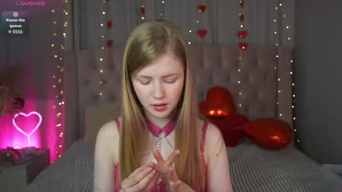 Snapshot of lilianhoward chatting on 02-10-26, 12:09 Lilian online show from 02-10-26, 12:09