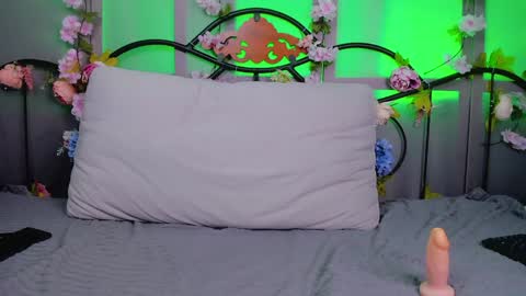 Snapshot of lilianslow chatting on 02-01-25, 02:02 hi guys Im new here Im 18 years oldIve never had sex online show from 02-01-25, 02:02