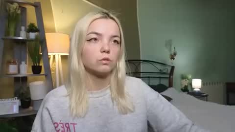 Snapshot of lilieanori chatting on 02-16-25, 06:54 Lilie online show from 02-16-25, 06:54